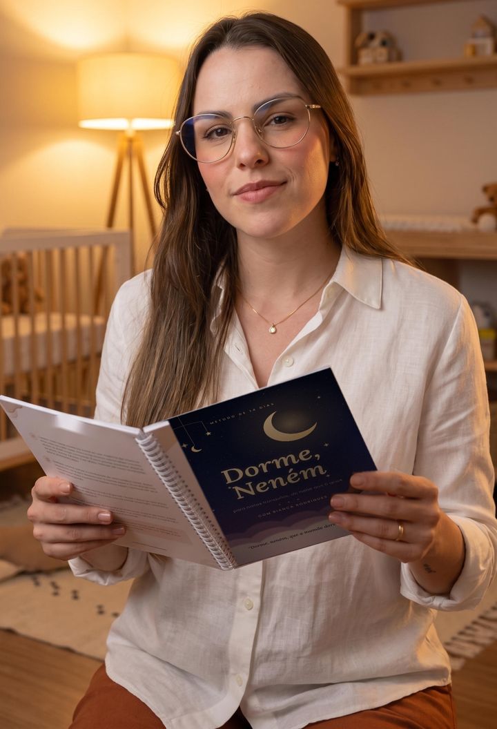 Bianca Rodrigues segurando o guia Dorme, Neném